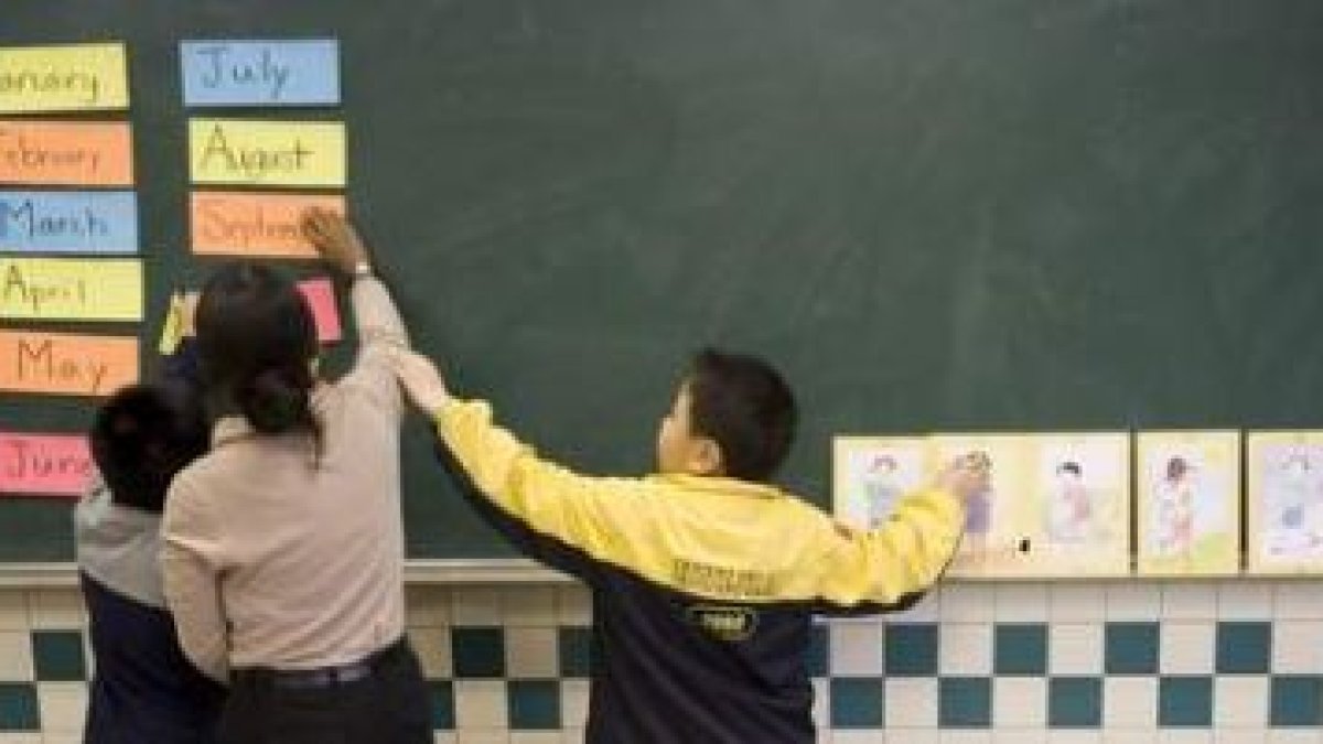Imagen de archivo de unos niños aprendiendo inglés en un colegio .