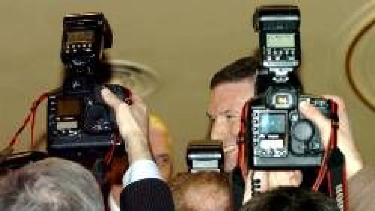 El lendakari fue asediado por las cámaras a su llegada al Parlamento