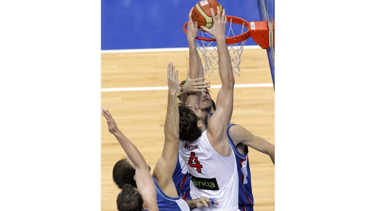 Pau Gasol encesta ante los jugadores de Serbia durante el partido del Europeo de Lituania.