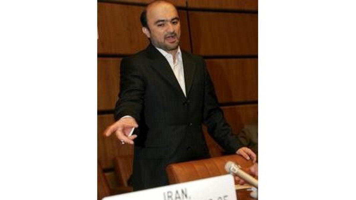Javad Vaeidi, líder de la delegación iraní se expresa ante el OIEA