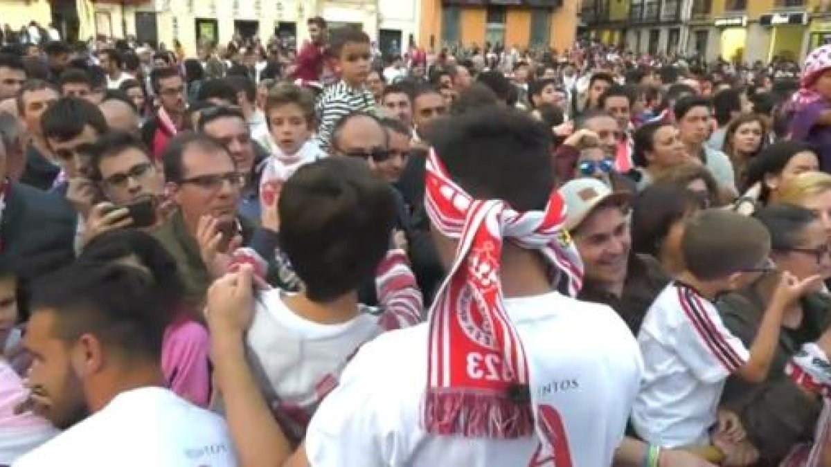 Los jugadores se fotografían con la afición en la plaza de San Marcelo.