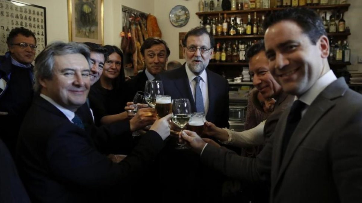 Mariano Rajoy, acompañado de varios diputados del PP, este jueves, celebrando la Navidad en un bar próximo al Congreso