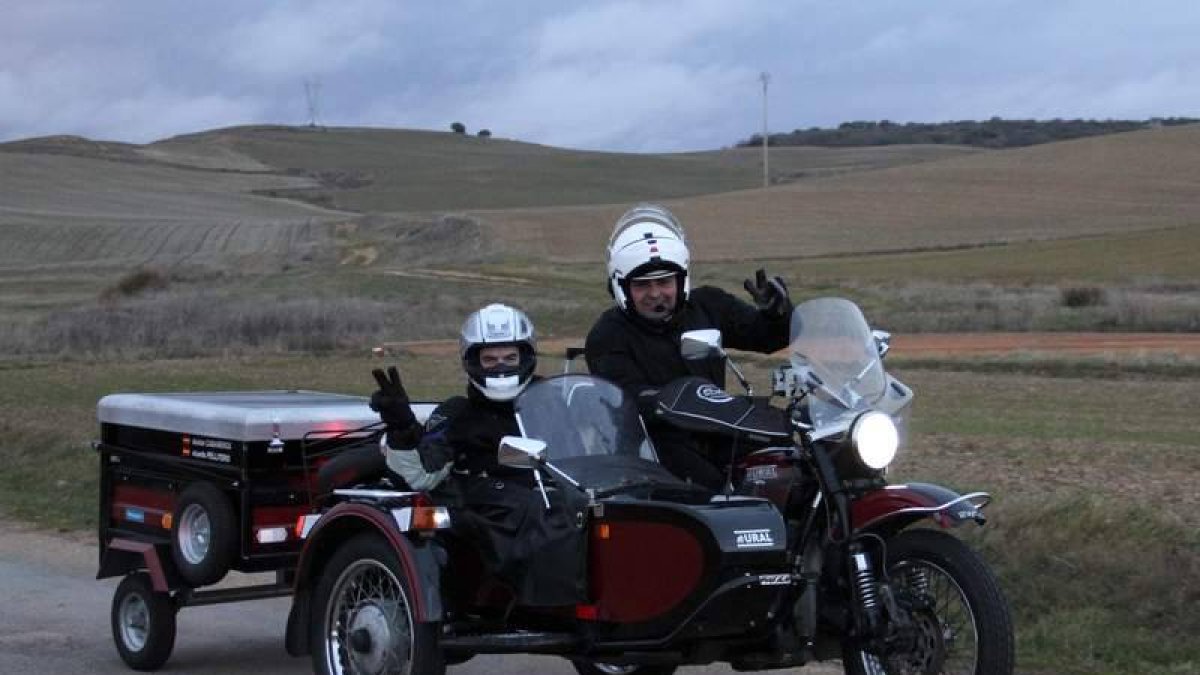 Dustan Cabañeros y Ricardo Pellitero, ayer a la salida desde Fáfilas rumbo al este de Europa.