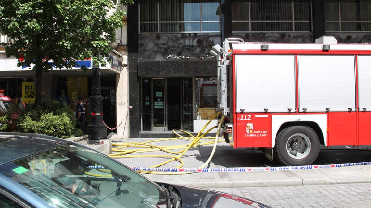 Un equipo de bomberos permenecerá hasta hoy en el edificio para evitar la reactivación del incendio.
