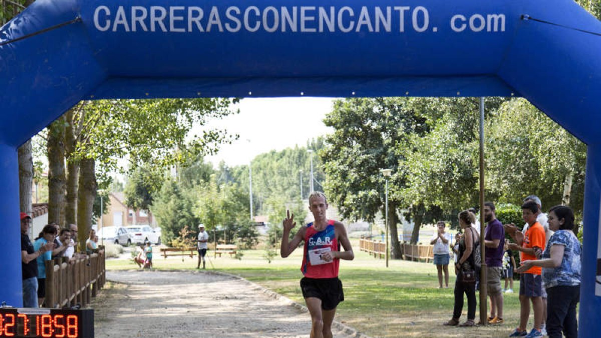 Sergio cruzó en primer lugar la línea de meta. SARA CAMPOS