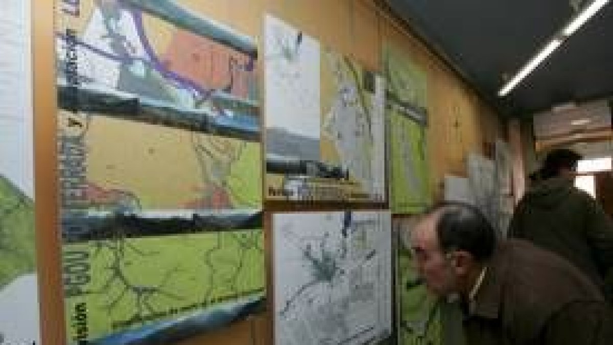 Un ciudadano examina unos planos durante la exposición inicial del PGOU el pasado mes de febrero