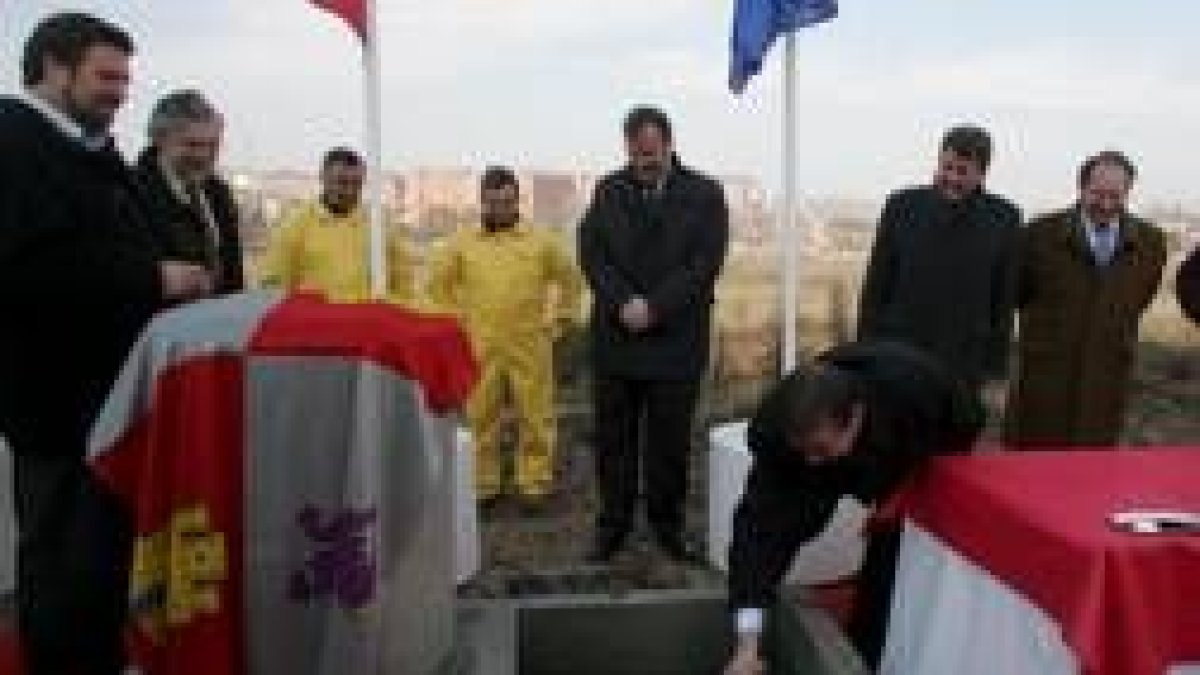 La primera piedra del puente reunió a socialistas y populares, una imagen que parece ya algo lejana