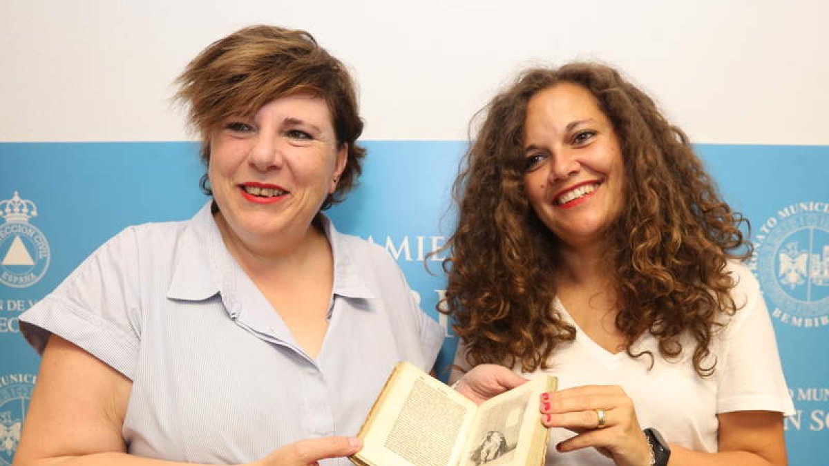 Belén Martín, concejala de Cultura, ayer con la alcaldesa de Bembibre, Silvia Cao, y el libro. L. DE LA MATA
