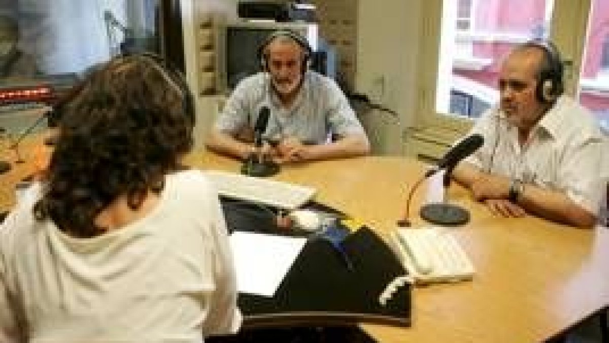 Matías Llorente y José Antonio Herrero durante la tertulia, con la moderadora, Nuria González