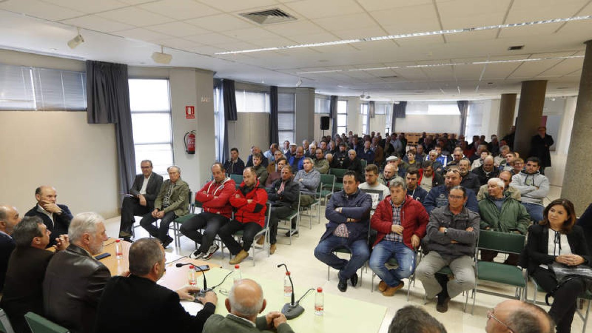 La reunión despertó el interés de los agricultores de ambas comunidades de riego. JESÚS