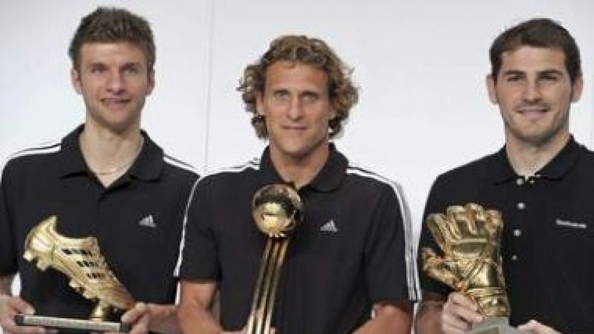 Thomas Müller, Diego Forlán y el portero español Iker Casillas posan con sus trofeos.