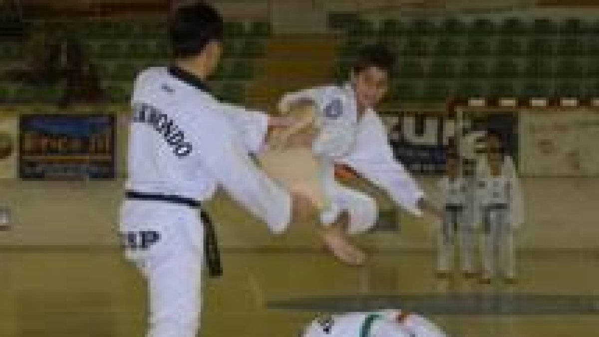 El rompimiento de tablas de madera resultó ser uno de los ejercicios de mayor espectacularidad