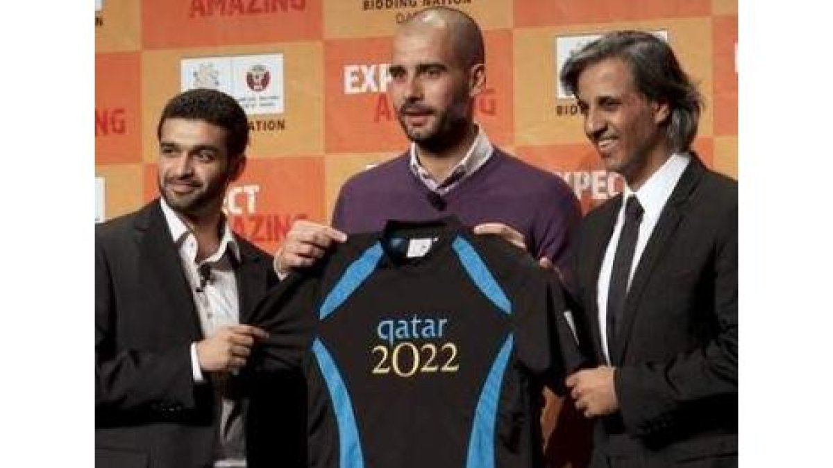 Guardiola, junto a los responsables de la candidatura qatarí.