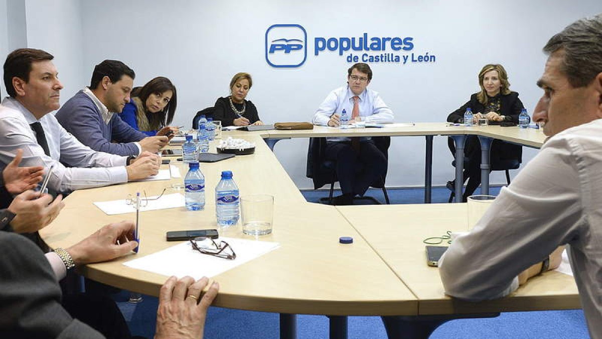 Imagen de la reunión que celebró ayer el comité de campaña de los populares en Valladolid.