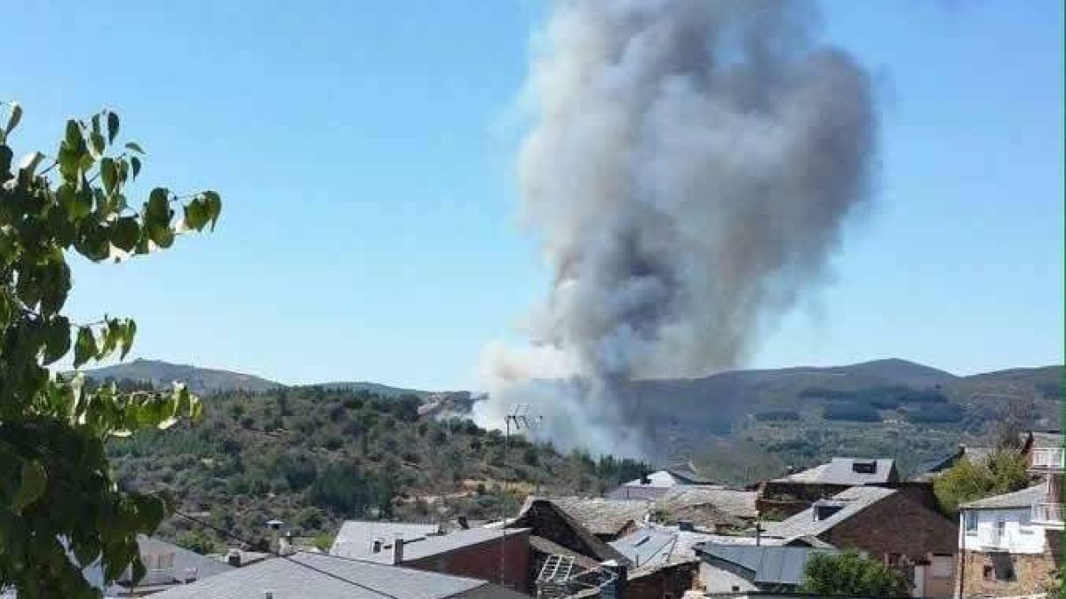 El humo del incendio de San Pedro era visible en todo el Bierzo