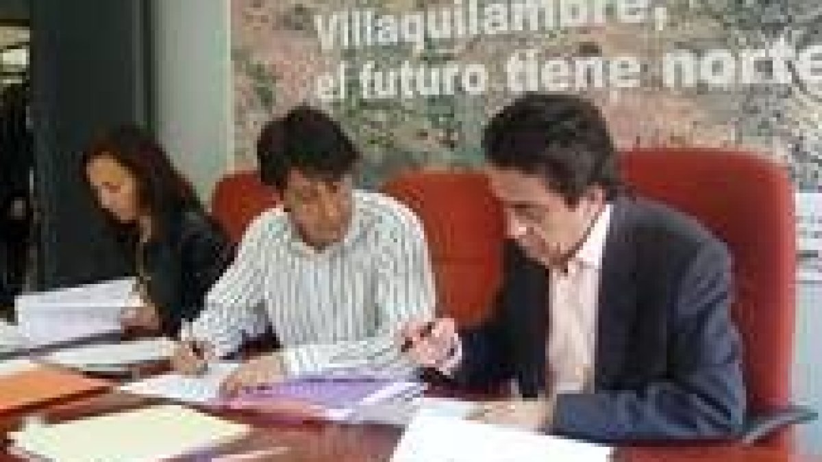 Maribel Lorenzana, Miguel Hidalgo y Francisco Castillo, durante la firma del convenio