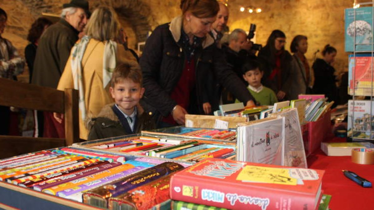 La Feria del Libro, en la capilla de San Esteban, está abierta a todos los públicos. A. VALENCIA