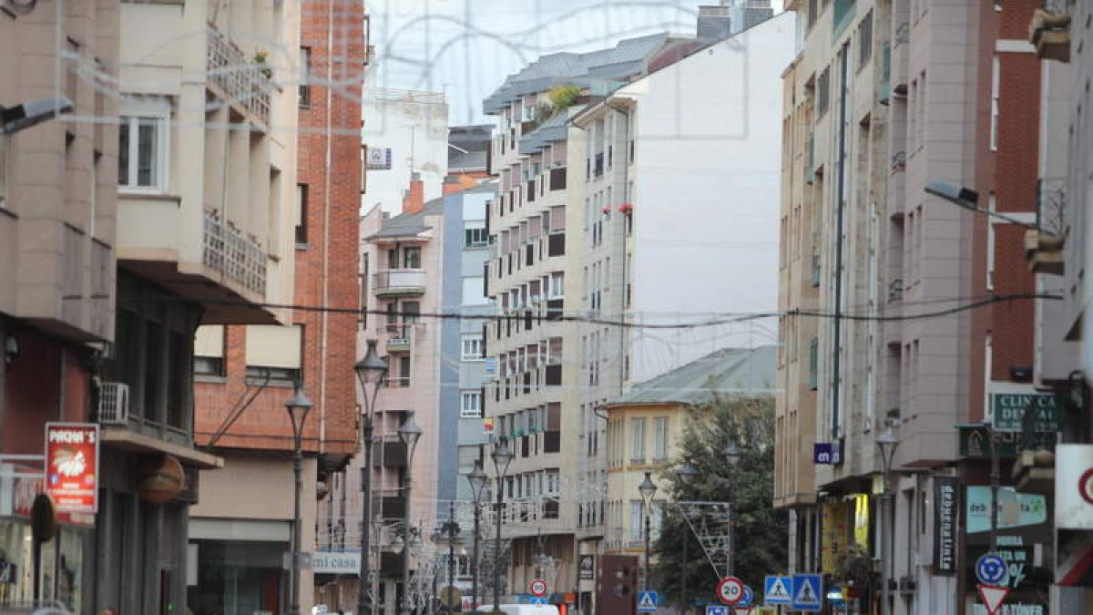 Imagen reciente de la calle Camino de Santiago, en el barrio de la Puebla de Ponferrada. L. DE LA MATA
