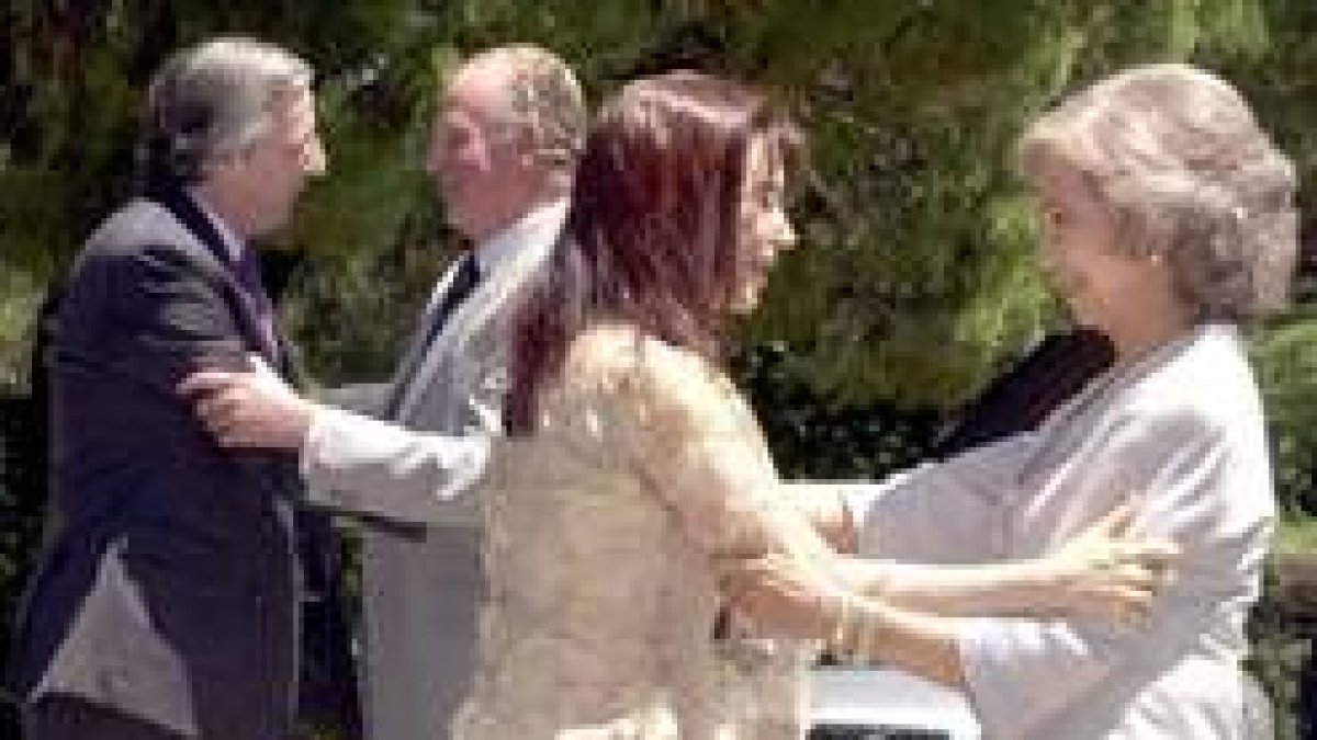 El Rey y la Reina saludan al presidente de Argentina y a su esposa la Senadora Cristina Fernández