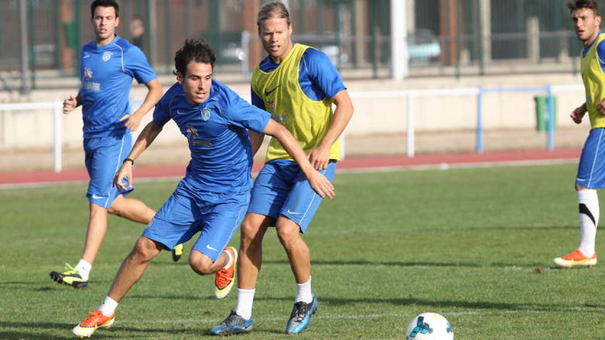 El ex deportivista Aitor, en el entrenamiento del Hércules ayer en el Colomán Trabado.