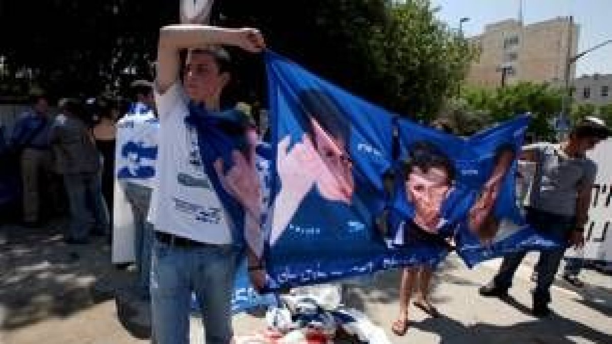 Los actos de apoyo para la liberación de los dos soldados israelíes han marcado las horas previas