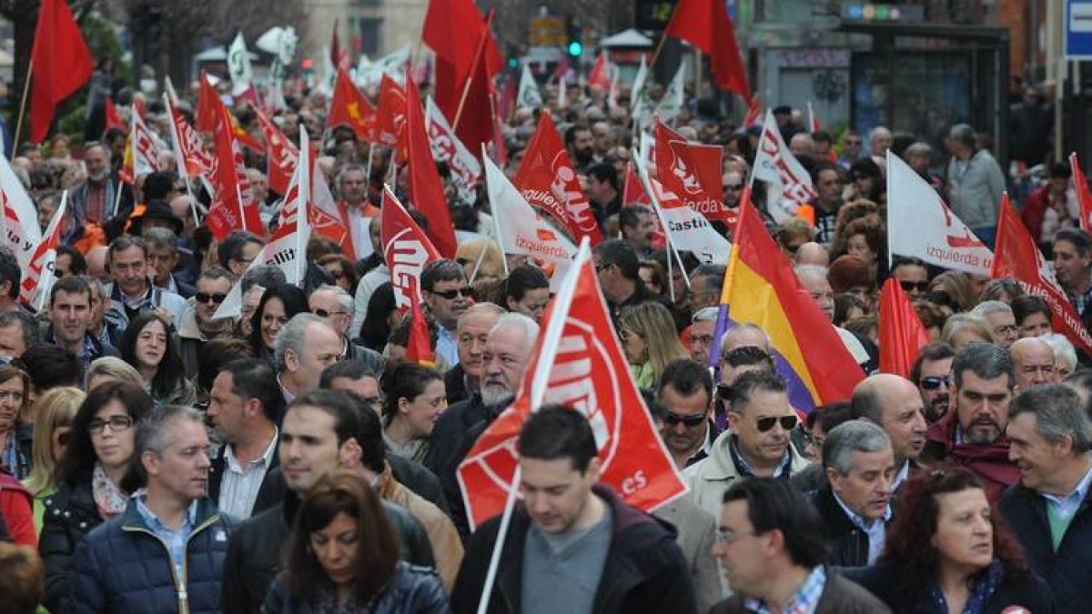 La marea reivindicativa a su paso por Ordoño II camino de la vieja estación de Renfe