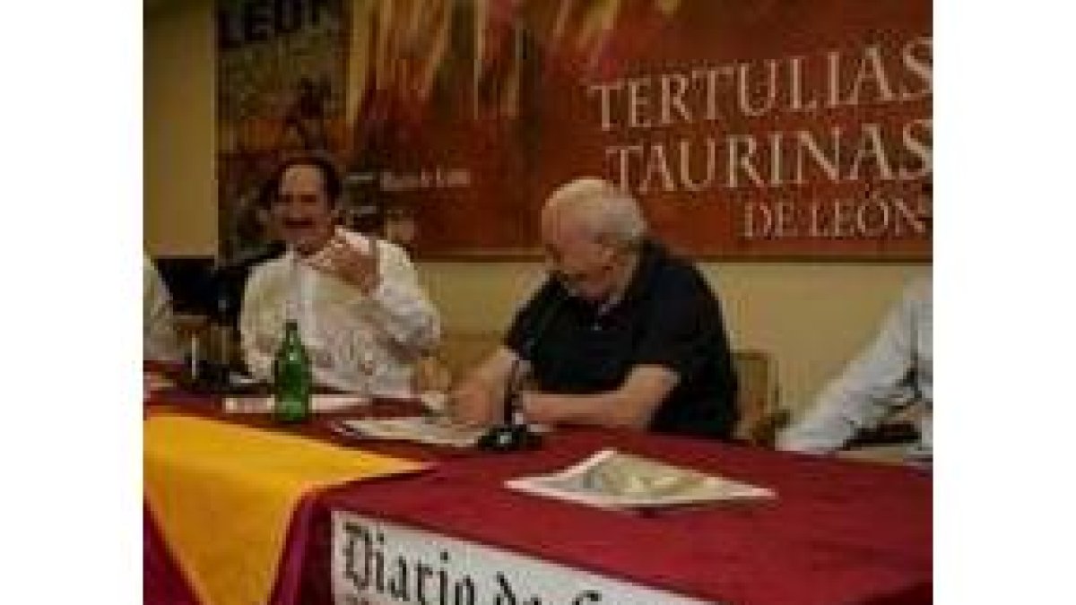 Manuel Molés, con Antonio Chenel «Antoñete» durante una de las tertulias taurinas de León