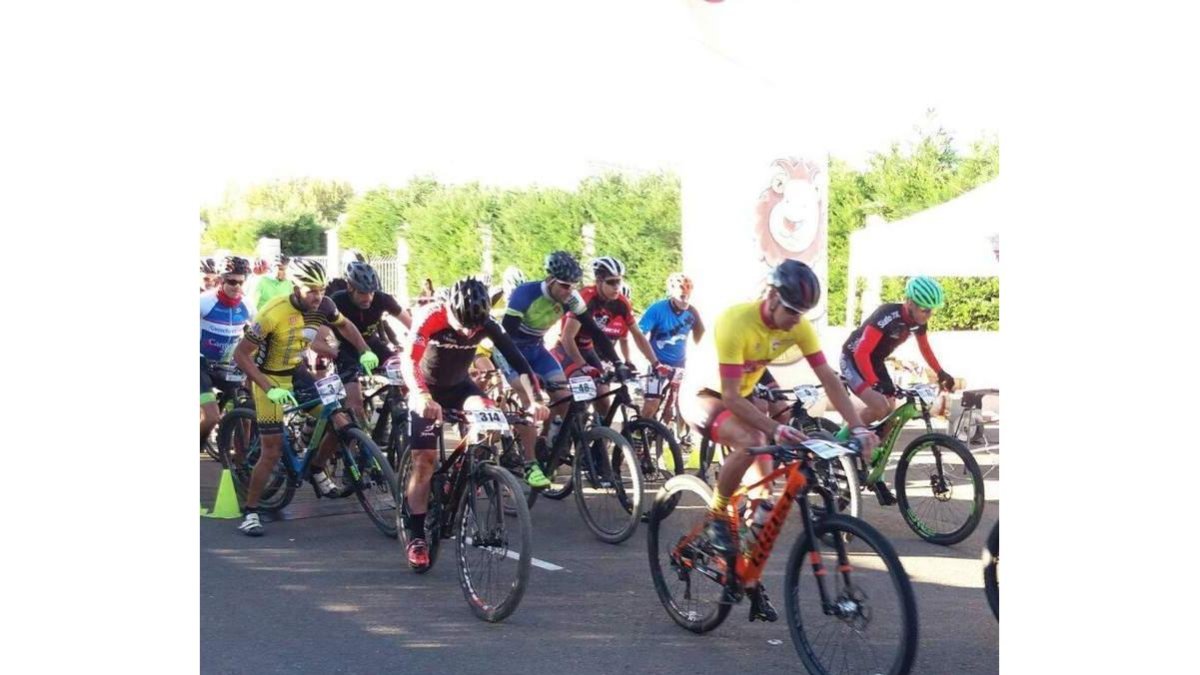 La Marcha BTT La Salvadora en Carbajal de la Legua contó en la línea de salida con un buen número de aspirantes a la gloria. DL