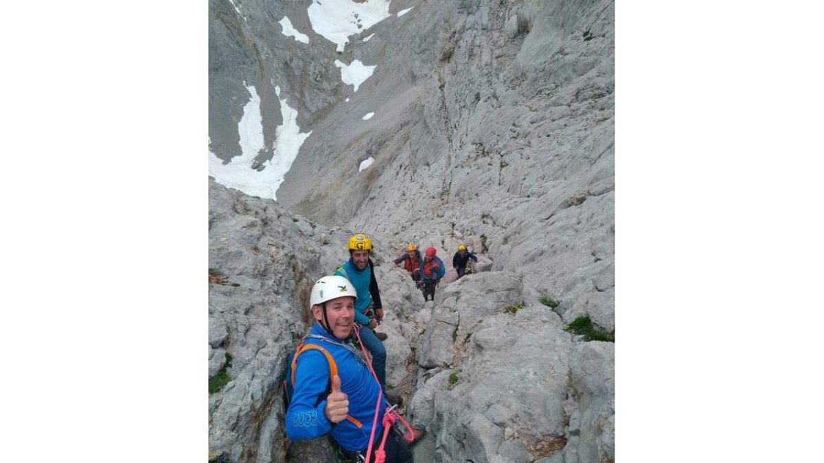La cordada de ‘los mosqueteros’, integrada por Seni, Javier, Miguel y Álex, en la cima del Naranjo de Bulnes el 4 de julio.