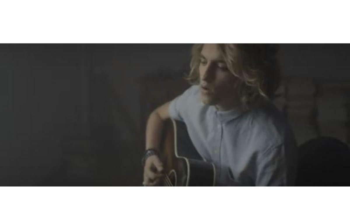 Manel Navarro, en un momento del videoclip de Keep on falling.
