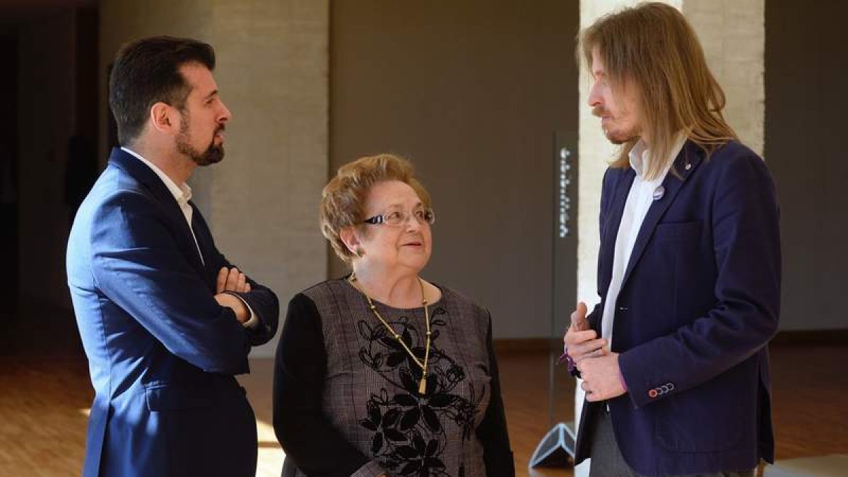 Tudanca y Fernández conversan con la hija de un fusilado.