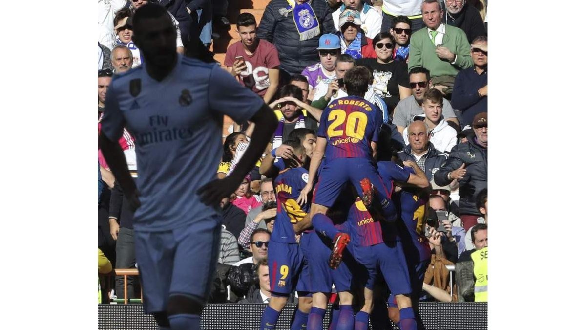 Los jugadores del Barcelona celebran el gol de Luis Suárez que abría la goleaba de los blaugrana en el Bernaéu. KIKO HUESCA