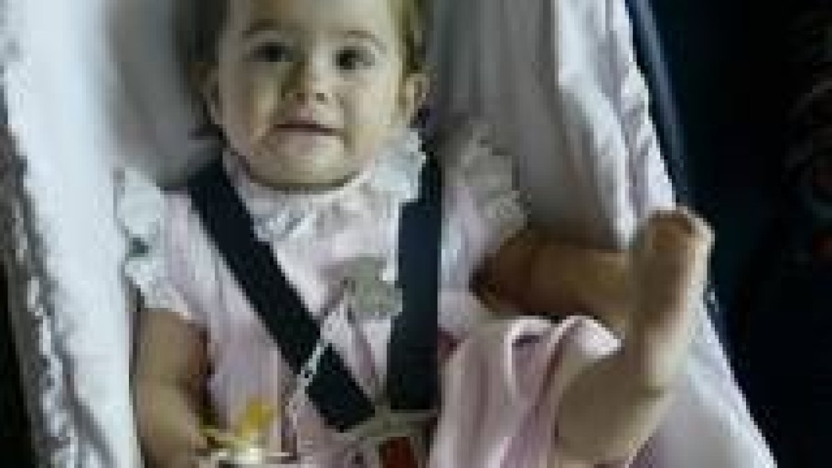 Una niña leonesa en su silla de seguridad, adaptada para garantizar su seguridad con comodidad
