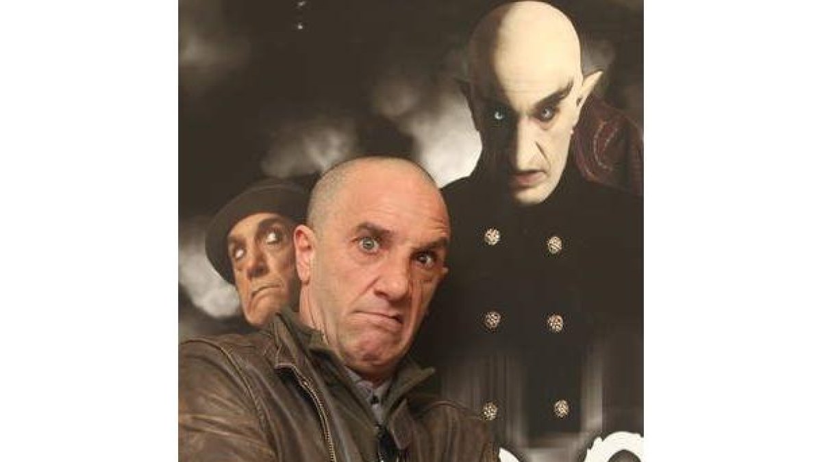 Suso Silva y un cartel con los dos personajes que interpreta.