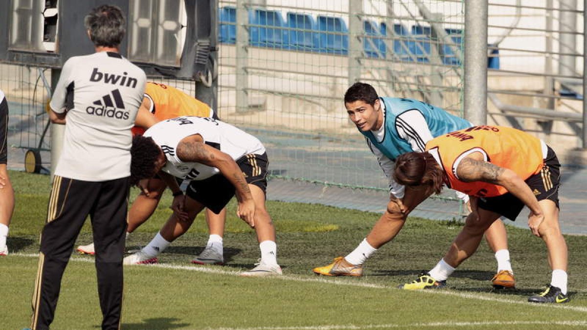 Mourinho ayer dirigiendo el entrenamiento de sus jugadores antes del enfrentamiento contra el Rayo Vallecano.