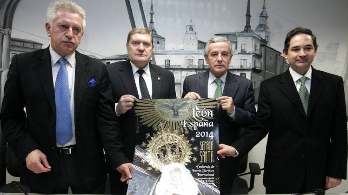 El alcalde de León, Emilio Gutiérrez, y el presidente de la Junta Mayor, Emilio de la Puente (2I), presentan el cartel de la Semana Santa de León. Junto a ellos, el autor de la fotografía, Miguel Ángel Carrasco (D), y el concejal de Turismo, Julio Cayón (
