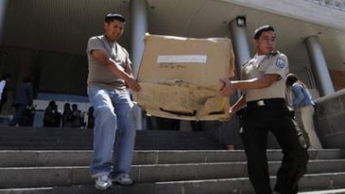 Miembros de la policía ecuatoriana se retiran con sus dotaciones de la asamblea nacional.