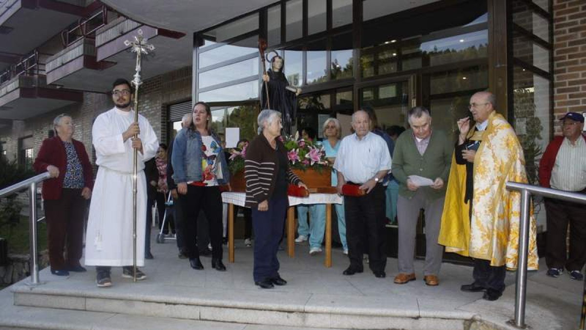 Entrega del santo por los residentes para procesionarle. CAMPOS
