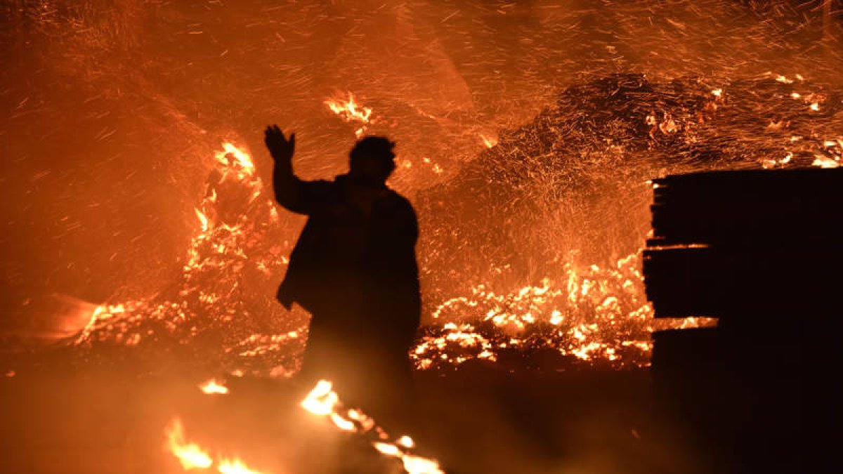 Imagen de la estela del fuego. efe