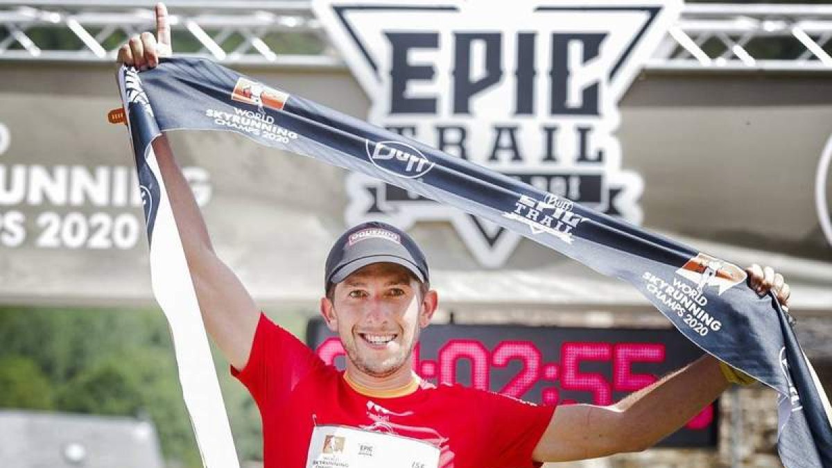 Manuel Merillas, tras alzarse con el título mundial de carreras por montaña en línea. DL