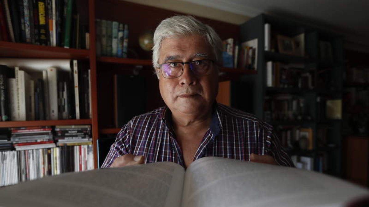 Francisco Carantoña ante la pila de libros y documentos en el despacho de su casa, parte de los que ha utilizado en la obra sobre Gumersindo de Azcárate