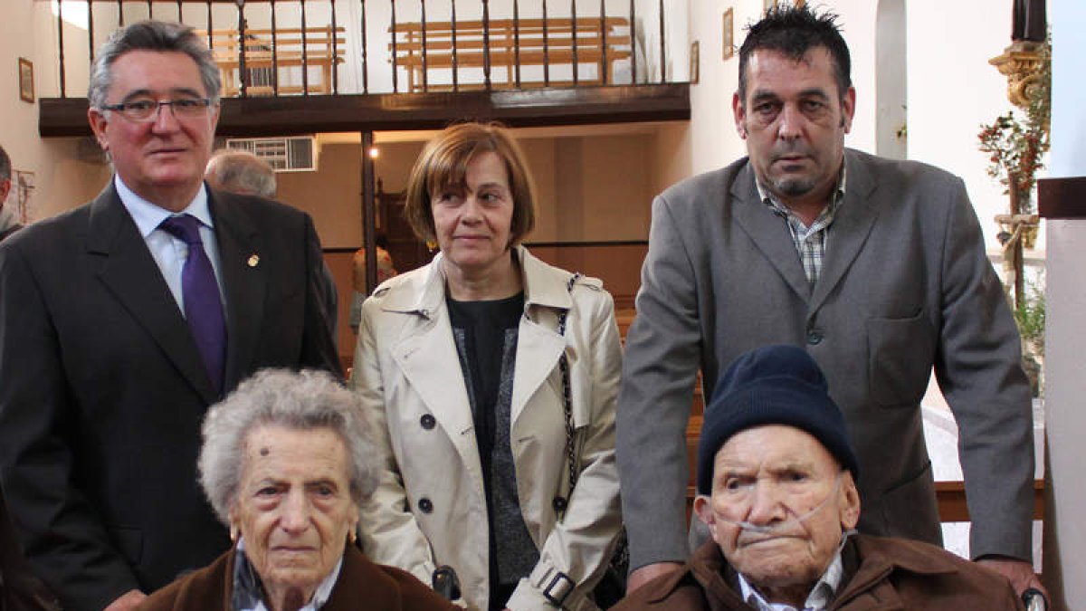 Benjamín Blanco posa con el alcalde y el pedáneo.
