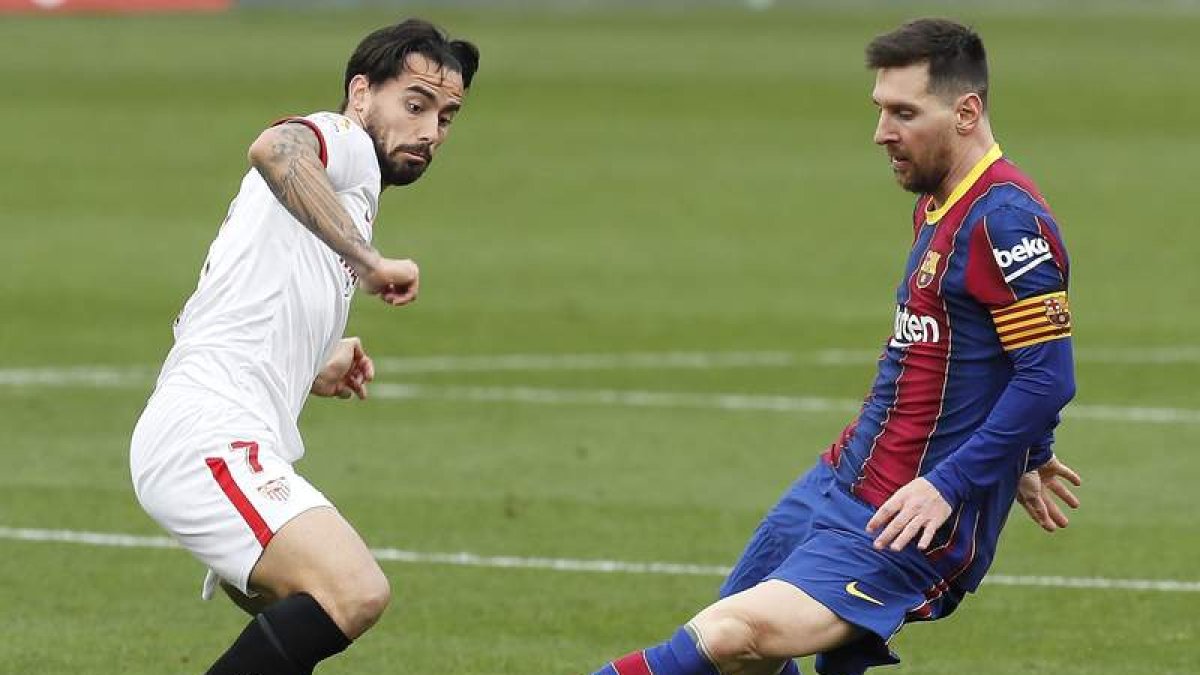 Messi, autor del segundo gol, trata de superar a un rival. VIDAL