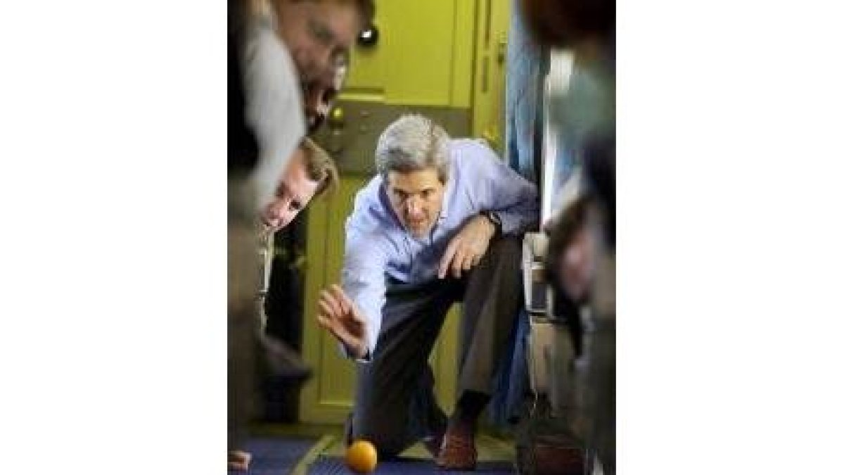Kerry juega a los bolos con una naranja en el pasillo del avión que le conduce a Orlando