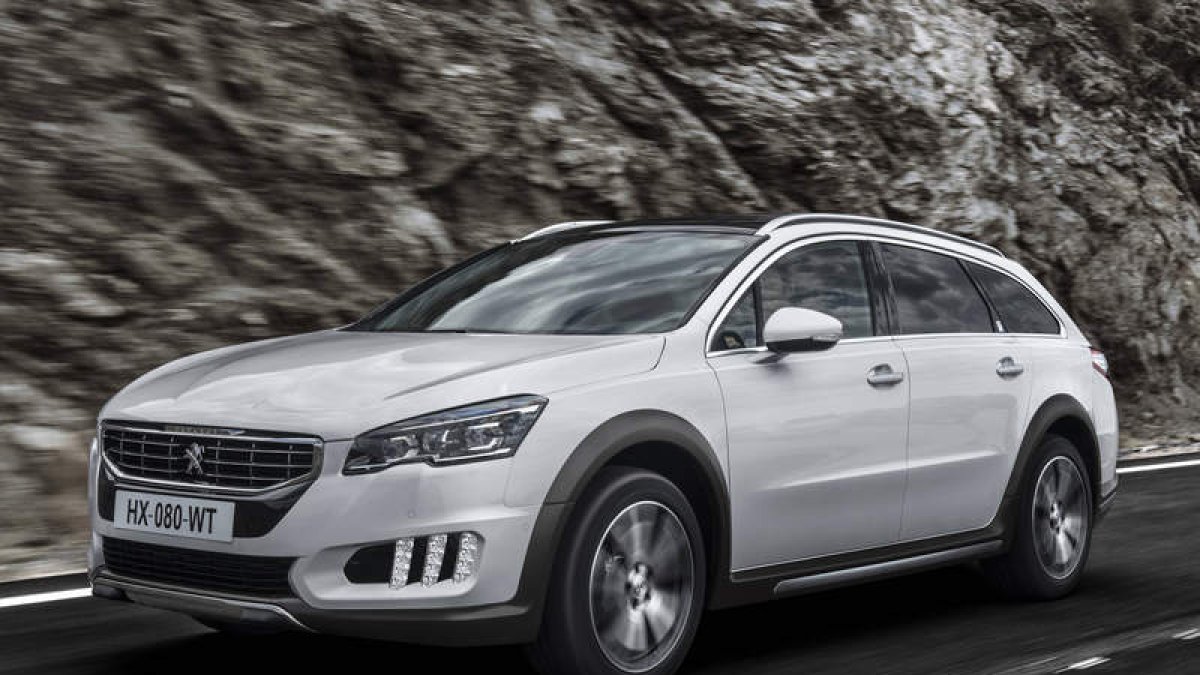 El 508, último lanzamiento de Peugeot, revitaliza la imagen de la icónica serie 500 que arrancase, allá por 1968, con «la mirada» del 504.