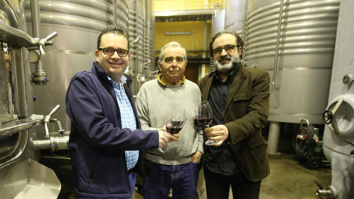 Luis Peique padre, en el centro, con sus hijos Jorge, enólogo y director técnico de la bodega, y Luis, gerente de la sociedad.