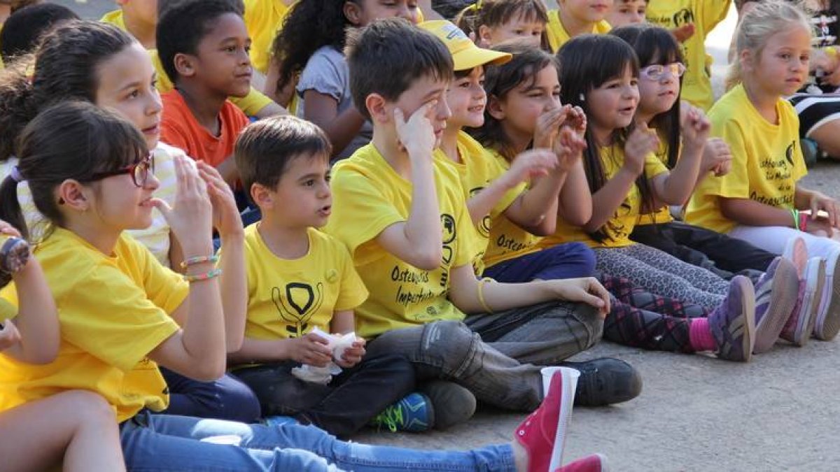 Slavi, en el centro, disfruta del espectáculo infantil con otros niños