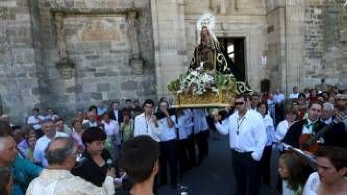 Una pareja pisó los primeros racimos preparatorios para la vendimia