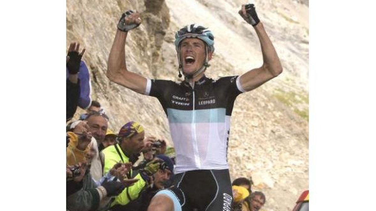 Andy Schleck del equipo Leopard celebra una victoria en la decimoctava etapa que le puede dar el Tou