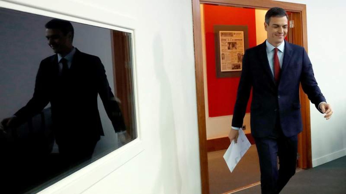 Pedro Sánchez se dirige a la sala de prensa en el Palacio de la Moncloa para anunciar el acuerdo sobre Gibraltar. SERGIO BARRENECHEA